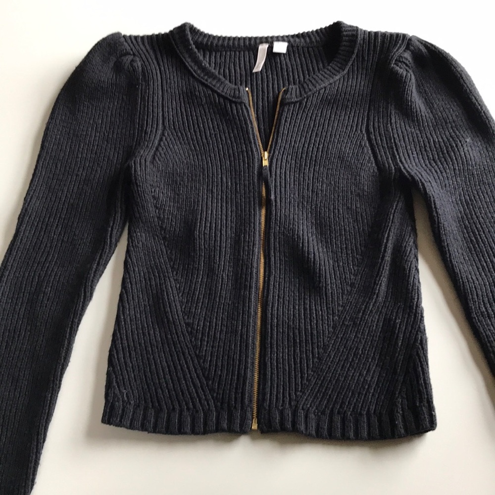 Black zip front puff sleeve sweater